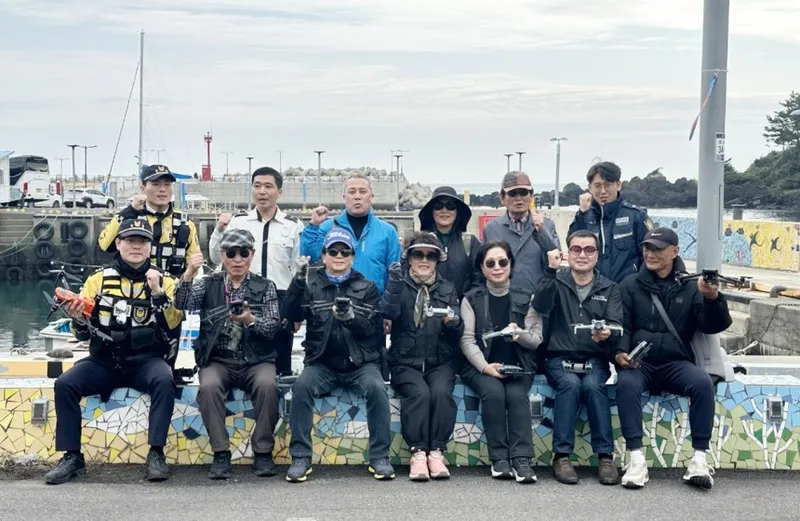 사진 = 제주 서귀포시니어클럽 소속 드론순찰대원 /사진제공 = 제주자치경찰단