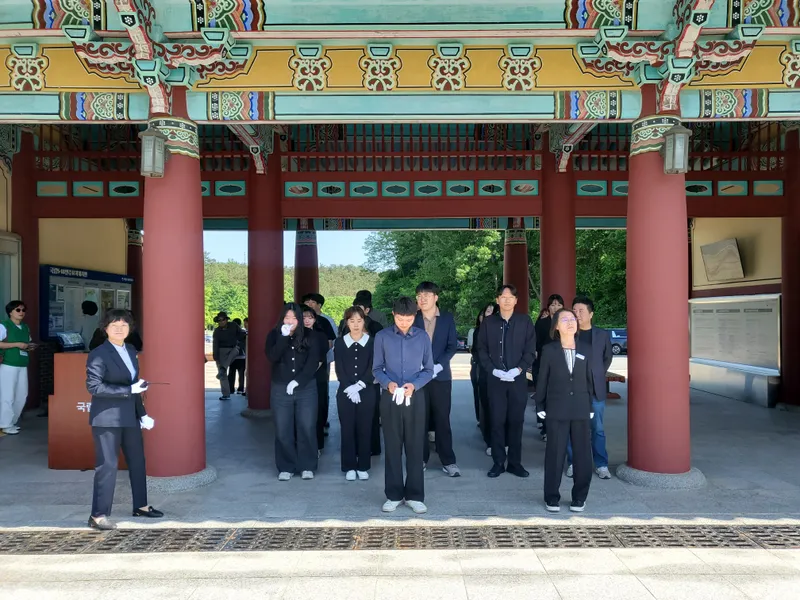 사진설명 = 작년 북구 청년간부회의 민주묘지 참배 사진
