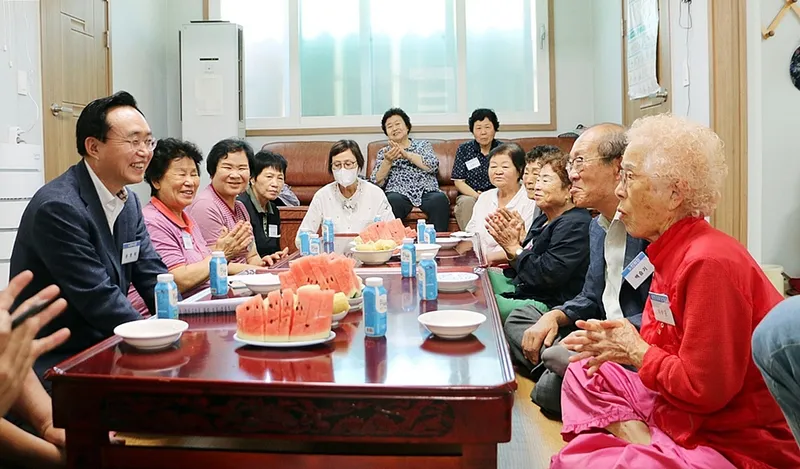 사진설명 = 마을 경로당을 점검하며 어르신 안부를 묻는 윤병태 나주시장