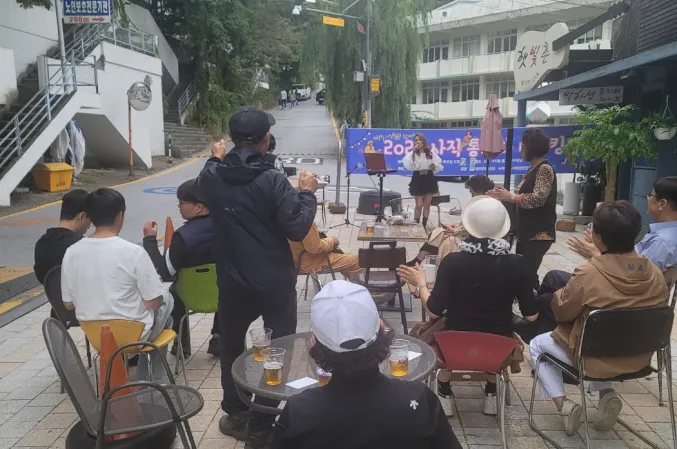 사진설명 = 통기타 거리 버스킹 사진