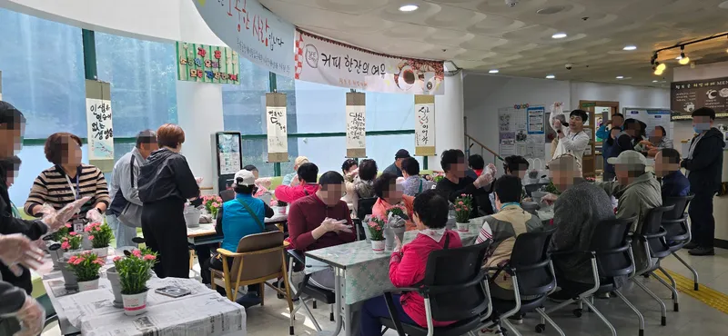 사진설명 = 카네이션 화분 만들기 행사를 진행한 무안군장애인종합복지관