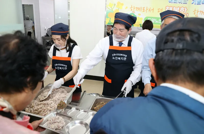 사진설명 = 공영민 고흥군수 급식봉사