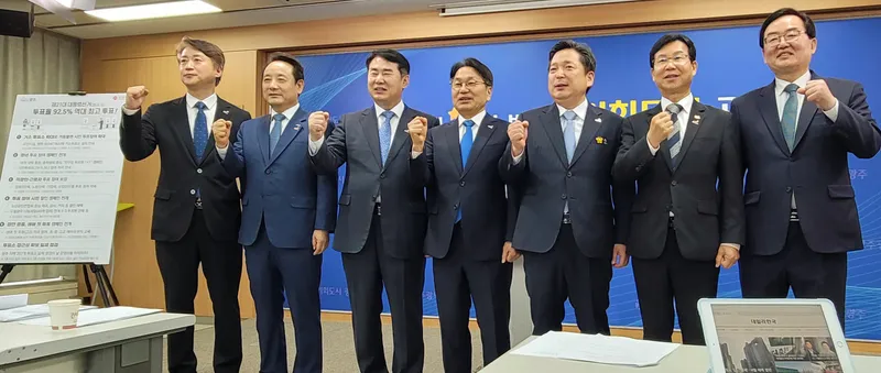 사진설명 = 기자회견 단체사진