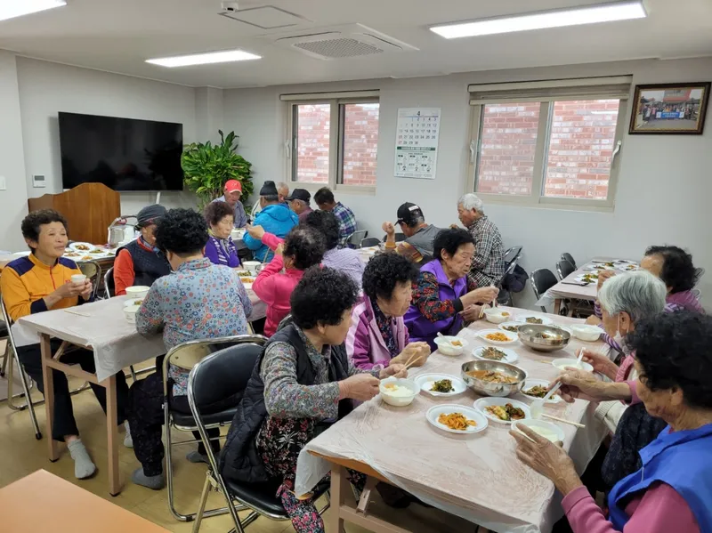 사진설명 = 곡성군 농번기 마을공동급식 위생·안전관리 점검