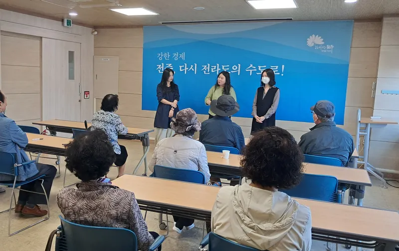 사진설명 = ‘손끝으로 잇는 마음과 기억’ 인지강화프로그램