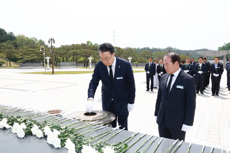 사진설명 = 구복규 화순군수가 5·18민중항쟁추모탑 앞에서 헌화 후, 분향하는 모습
