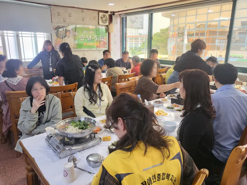 사진설명 = 지역 장애인 위한 따뜻한 점심식사 후원한 승달가든