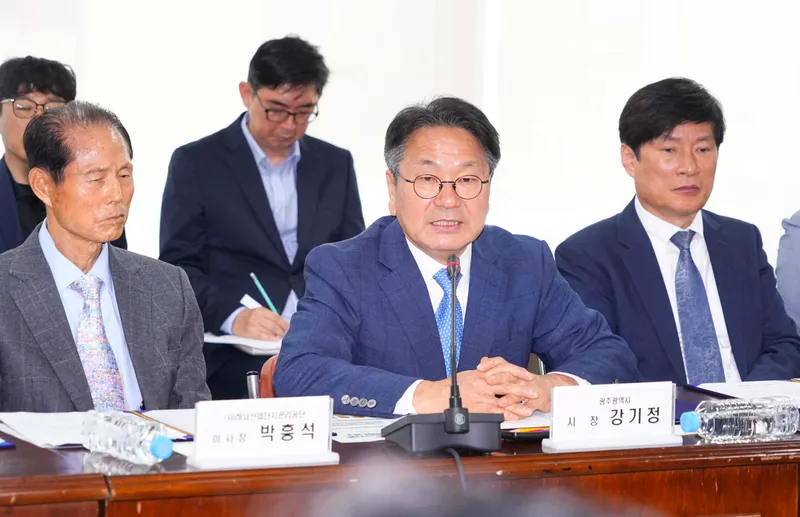 사진설명 = 강기정 광주광역시장이 13일 오전 광산구 하남근로자종합복지관에서 열린 '근로자·소상공인 투표참여 보장약속' 행사에 참석해 인사말을 하고 있다