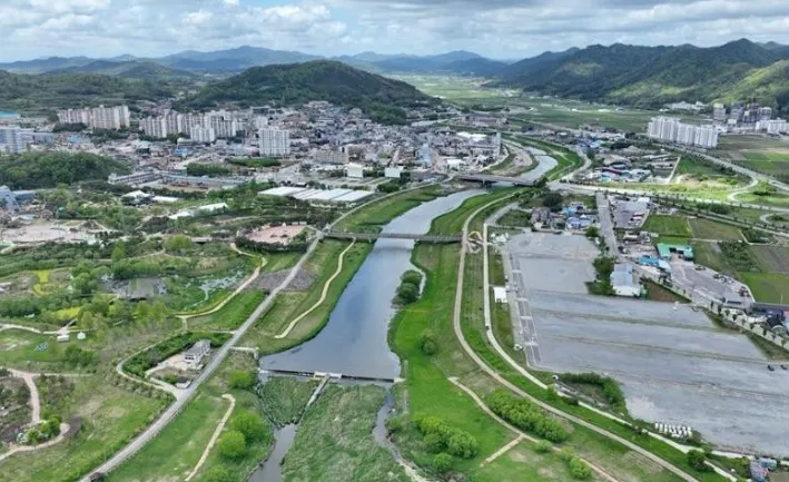 사진설명 = 함평천 전경
