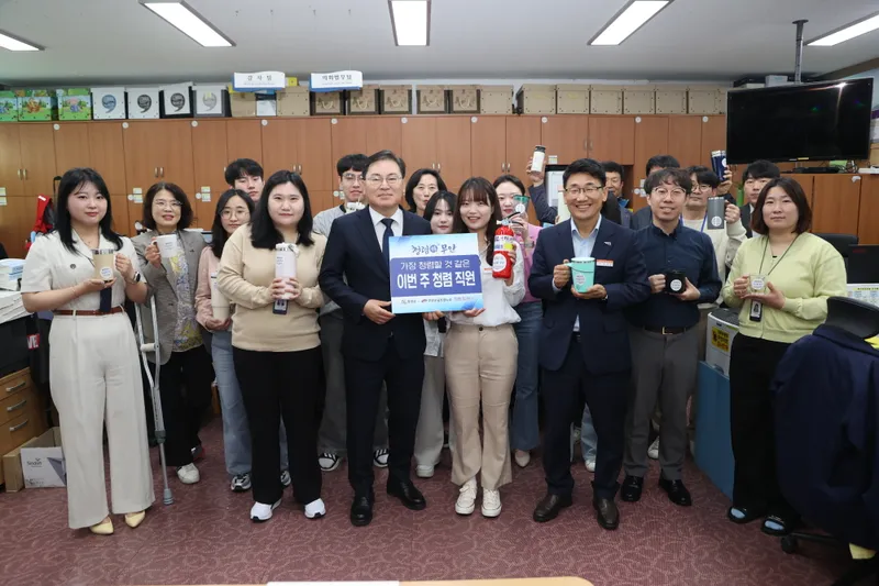 사진설명 = 청렴 직원 릴레이 전달식을 진행하고 있는 정현구 부군수