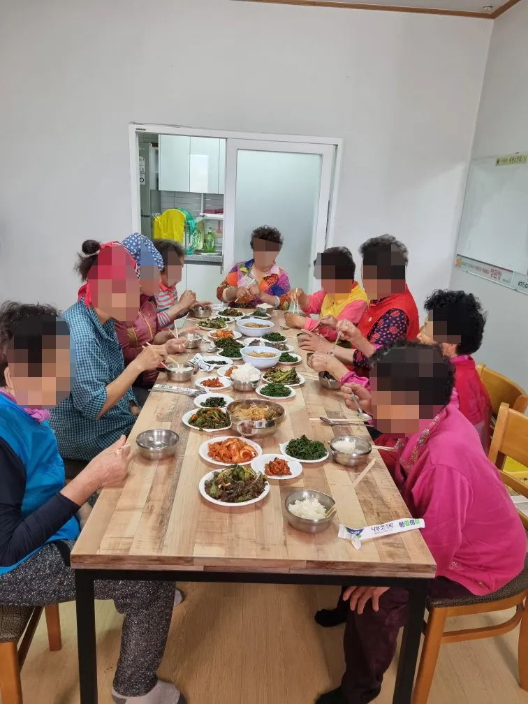사진설명 = 입식 좌석이 설치된 경로당 모습