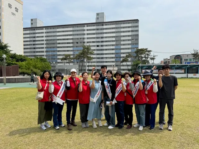 사진설명 = 공중화장실 불법촬영카메라 합동점검반 기념사진(민간탐지전문업체, 군민참여단, 화순경찰서)
