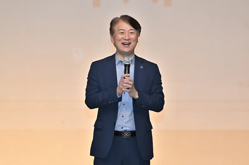 사진설명 = 김이강 광주 서구청장이 14일 서구문화센터 공연장에서 열린 '제16회 어린이사랑대축제'에서 인사말을 하고 있다.