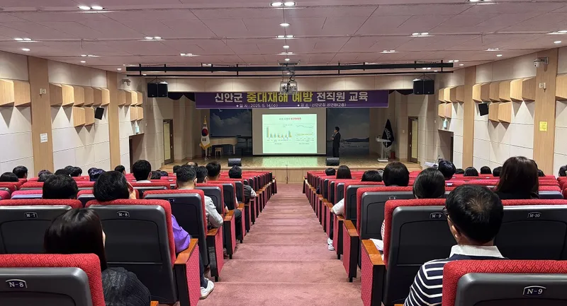 사진설명 = 안전보건공단 강사가 전 직원 교육을 진행하고 있다.