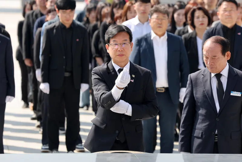 사진설명 = 박병규 광산구청장과 광산구 청년 공직자 등이 14일 국립5‧18민주묘지를 참배했다.