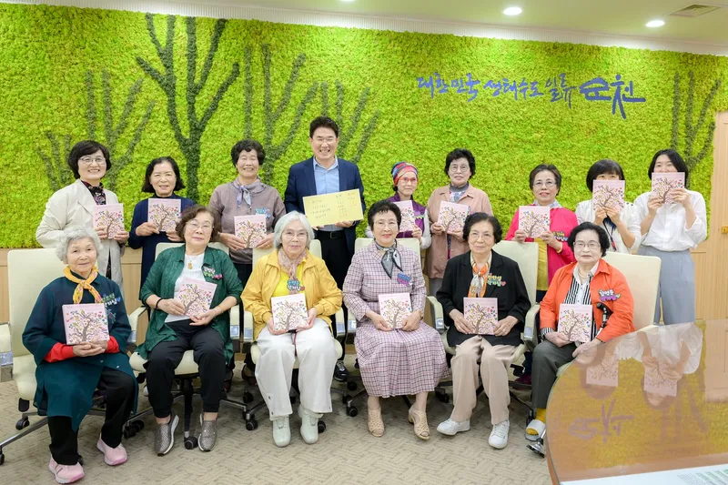 사진설명 = 순천소녀시대 두 번째 책 출간 기념