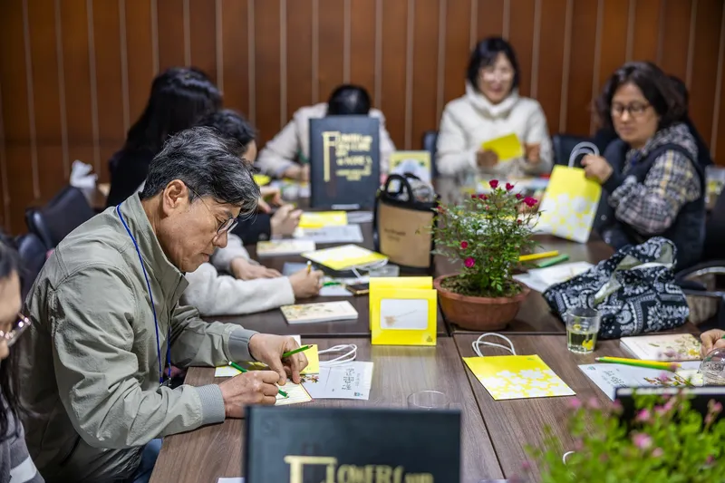 사진설명 = 고산병원장 주택에서 컬러링 체험중인 참여자들