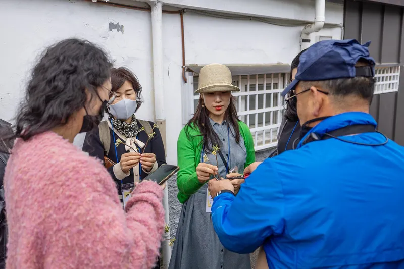 사진설명 = 마을정원사와 식물채집하는 참가자들
