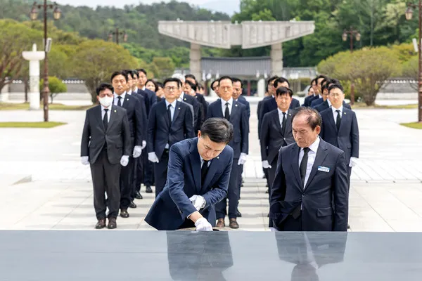 사진설명 = 사진 = 고병일 광주은행장, 국립5·18민주묘지 참배