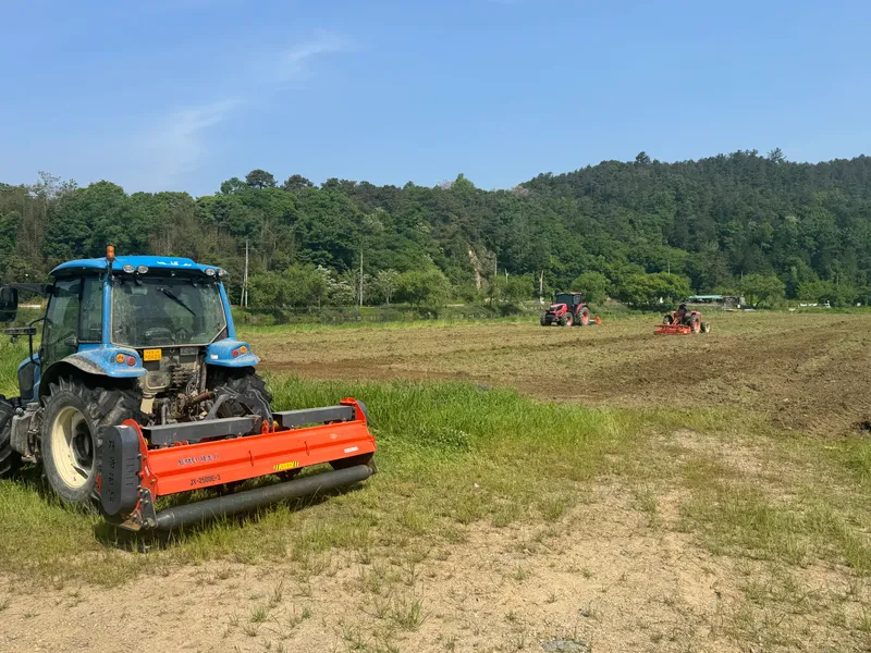 사진설명 =14일 나산강변 나들이공원 일대, 꽃밭조성 풀베기 봉사활동 사진