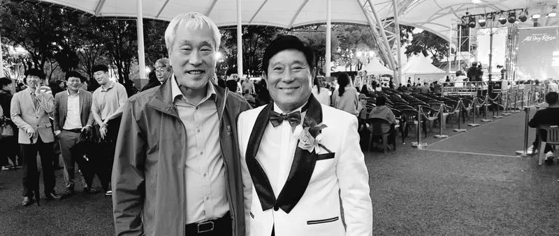 16일곡성세계장미축제현장에서조상래곡성군수가코리아안전뉴스오명하편집장과함께나란히사진을찍었다.