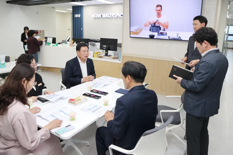 사진설명 = 무안군 메이커스페이스 일반랩을 방문한 김산 군수