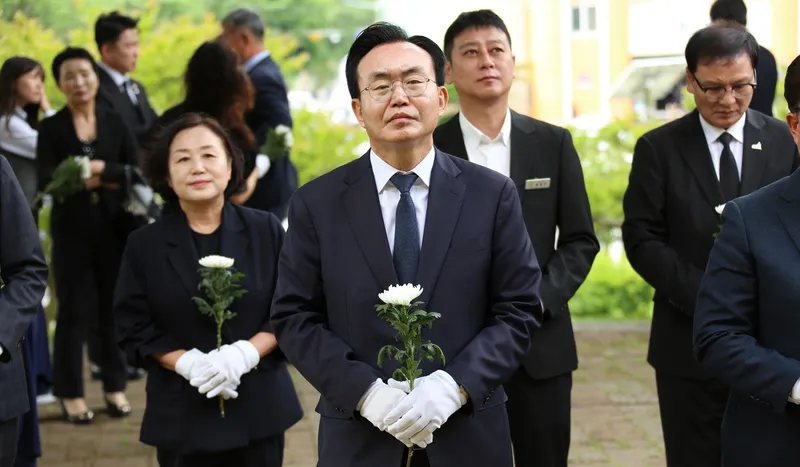 사진설명 = 제45주년 5‧18 민주화운동 기념식 윤병태 시장 헌화