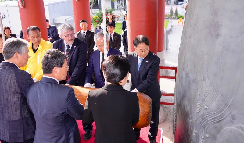 사진설명 = 강기정 광주광역시장이 18일 오후 5·18민주광장 내 민주의 종각에서 제45주년 5·18민주화운동을 기념하기 위해 신수정 시의회의장, 이정선 광주시교육감, 양부남 더불어민주당 광주시당위원장, 5‧18 기관‧단체장 등과 함께 타종을 하고 있다.