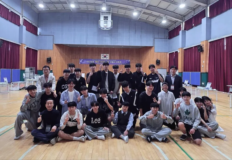 사진설명 = 팝업 사이언스전남고 1학년 2반, 교사, 도슨트