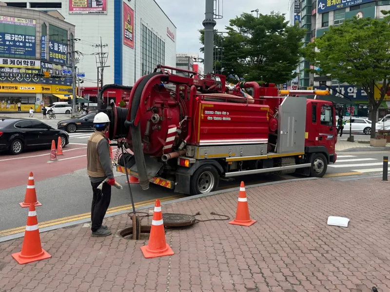 사진설명 = 우기철 대비 하수관로 준설