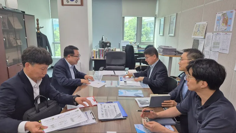 사진설명 = 정헌율 시장(사진 왼쪽 위)이 농림축산식품부를 방문해 예산 반영을 건의