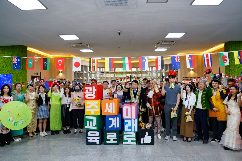 사진설명 = 광주시교육청이 20일 본청 로비에서 출근하는 직원들과 함께 ‘제18회 세계인의 날’을 맞아 행사를 진행했다. 직원들은 각국의 여러 전통의상을 입으며, 다양한 프로그램을 함께 했다.