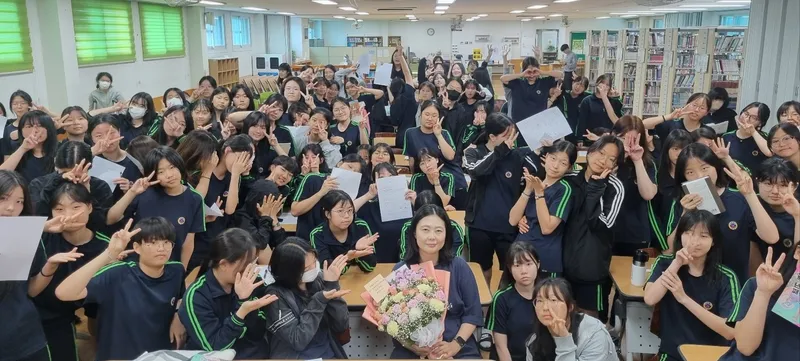 사진설명 = 지난해 5월 21일 수피아여자중학교에서 열린 '2024 작가초청강연회'에서 김혜정 작가와 학생들 단체 사진