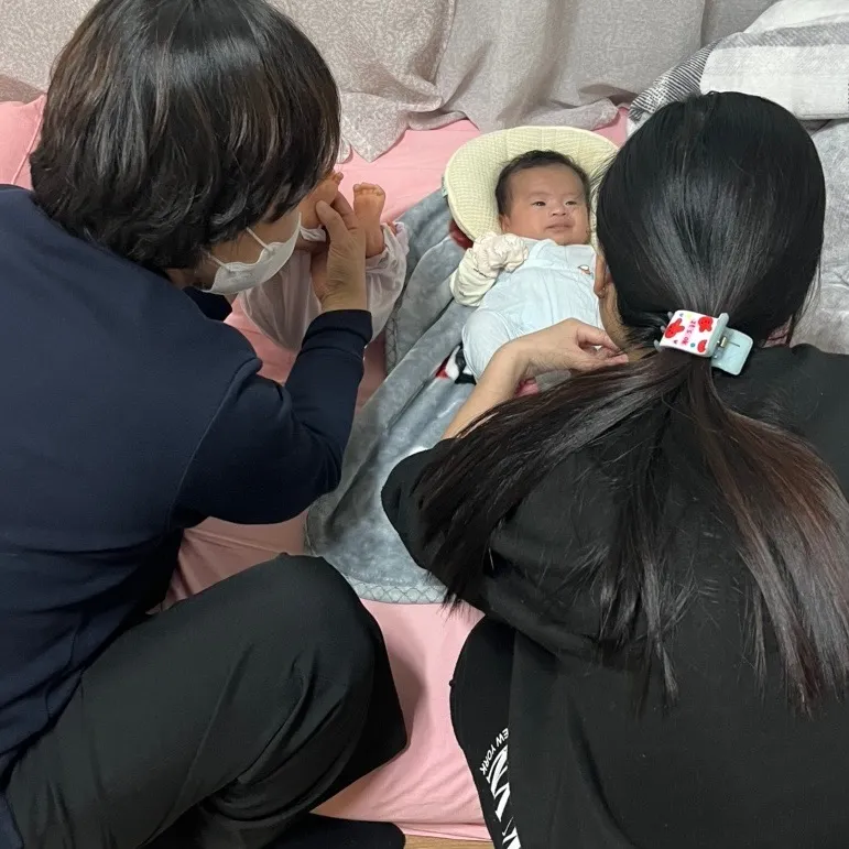 사진설명 = 생애 초기 건강관리사업 가정방문 모습
