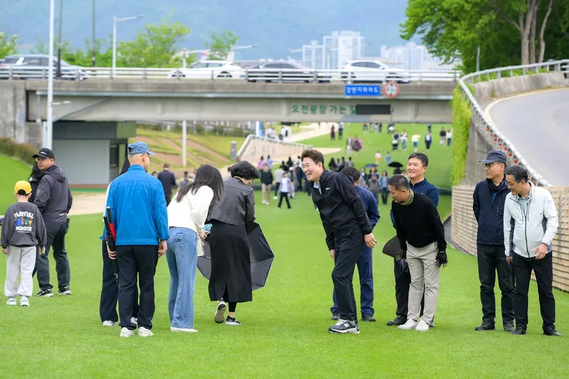 사진설명 = 노관규 순천시장이 오천그린광장을 방문한 시민들과 인사를 나누고 있다