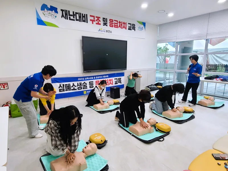 사진설명 = 장성군이 자동심장충격기 구비 의무기관 관리자 대상 응급처치 교육을 실시했다