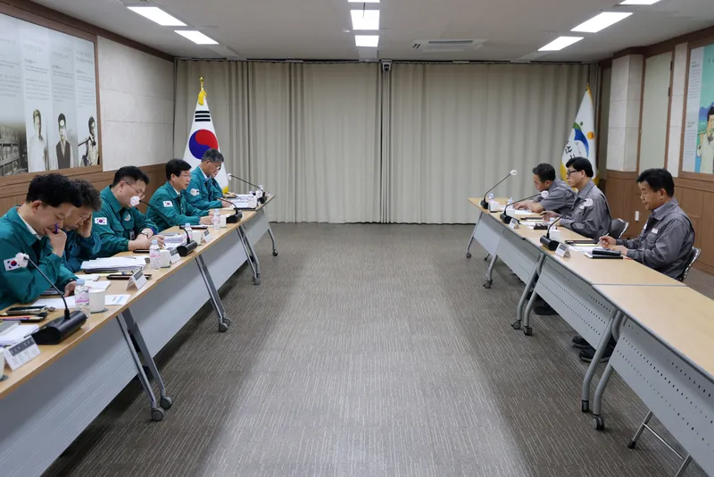 사진설명 = 광산구와 금호타이어가 지난 21일 구청 2층 상황실에서 면담을 갖고 공장 화재 피해 복구를 위한 협력 방안을 논의했다.
