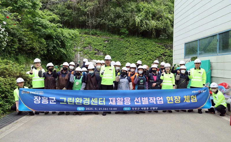 사진설명 = 김성 장흥군수, 재활용 선별장 현장 체험 나서