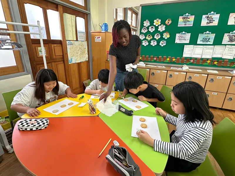 사진설명 = 지난 22일 평동중학교에서 열린 '찾아가는 세계문화 유랑단' 활동사진