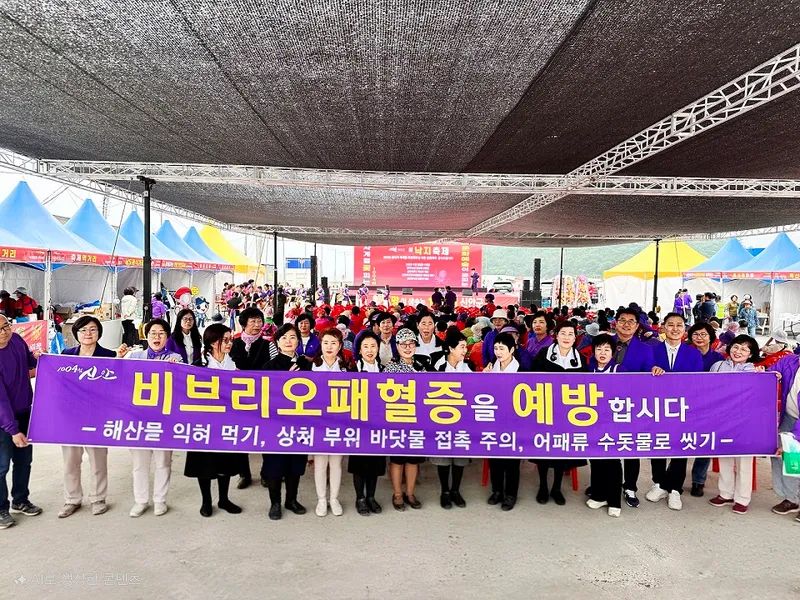 사진설명 = 지난 23일, 섬 낙지축제에서 감염병 예방 홍보를 하고 있다.
