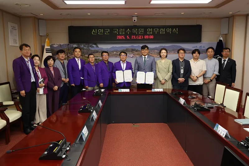 사진설명 = 지난 23일, 신안군 국립수목원 업무협약식을 체결했다