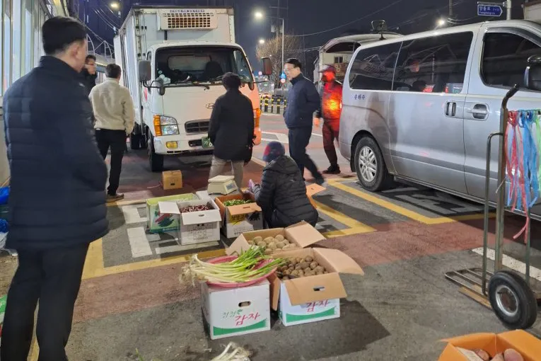 사진설명 = 서구, 서부서와 양동시장 불법 노점 합동 단속