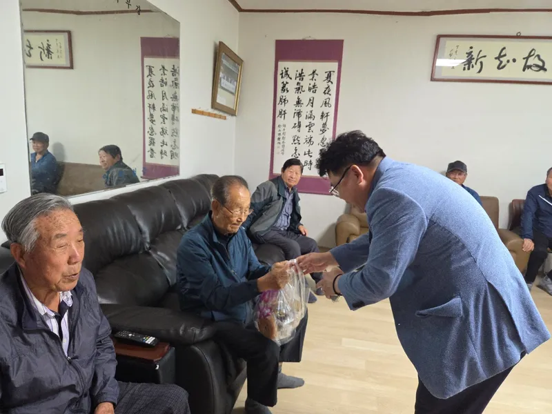 사진설명 = 1. 사랑의 빵을 경로당에 전달하고 있는 운남면