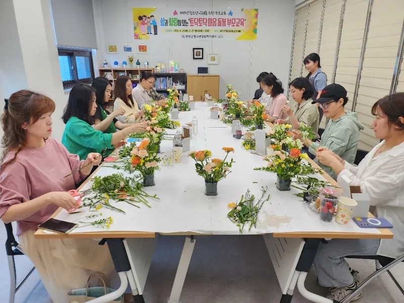 사진설명 = 플라워테라피 교육을 하고 있는 무안군 청소년상담복지센터