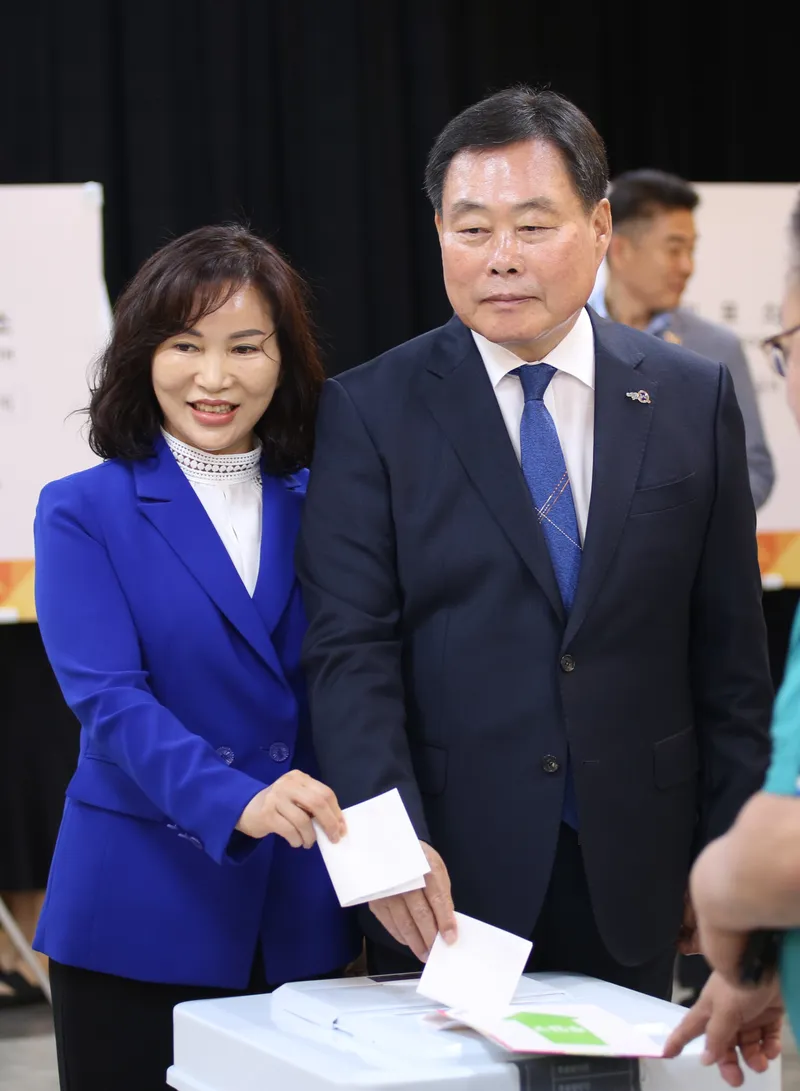 사진설명 = 김산 군수와 장예운 여사가 승달문화예술회관에서 사전투표를 하고 있다