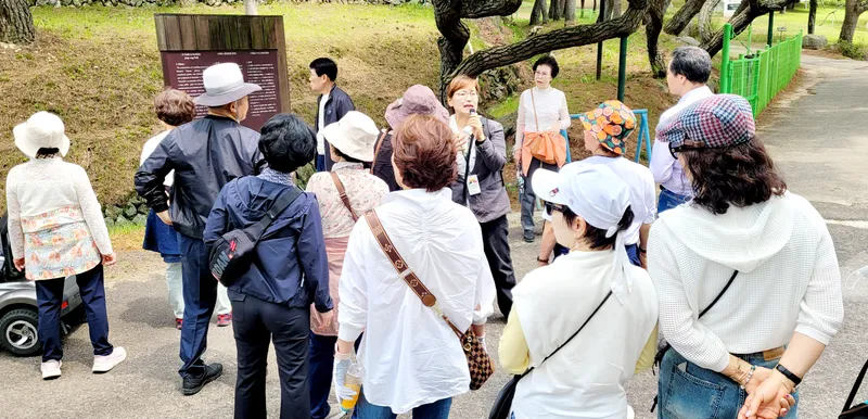 사진설명 = 5월31일 국제트레킹 협회(의장 오종근)가 제3차 고흥군 문화탐방을다 녀왔다.