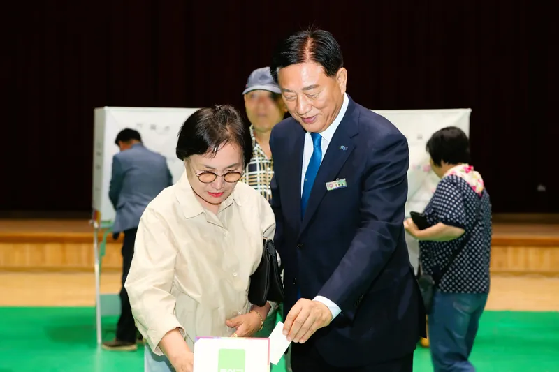 사진설명 = 김한종 장성군수 내외가 29일 장성읍 사전투표소에서 투표하고 있다