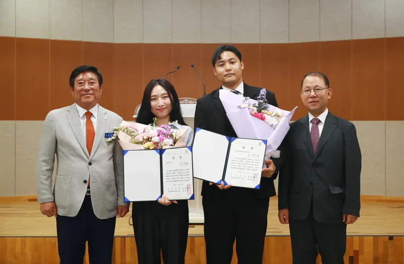 사진설명 = 2025년 옥과 대학로 청춘거리 디자인 아이디어 공모전 수상자 단체사진)_왼쪽부터 조상래 곡성군수, 이주영 학생, 김수현 학생, 전남과학대학교 조상식 총장