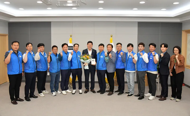 사진설명 = 정철원 군수, 전국시군구공무원노조연맹 감사패 받아