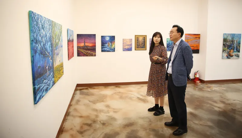 사진설명 = 윤병태 나주시장이 빛가람전망대 전시회를 둘러보고 있다.